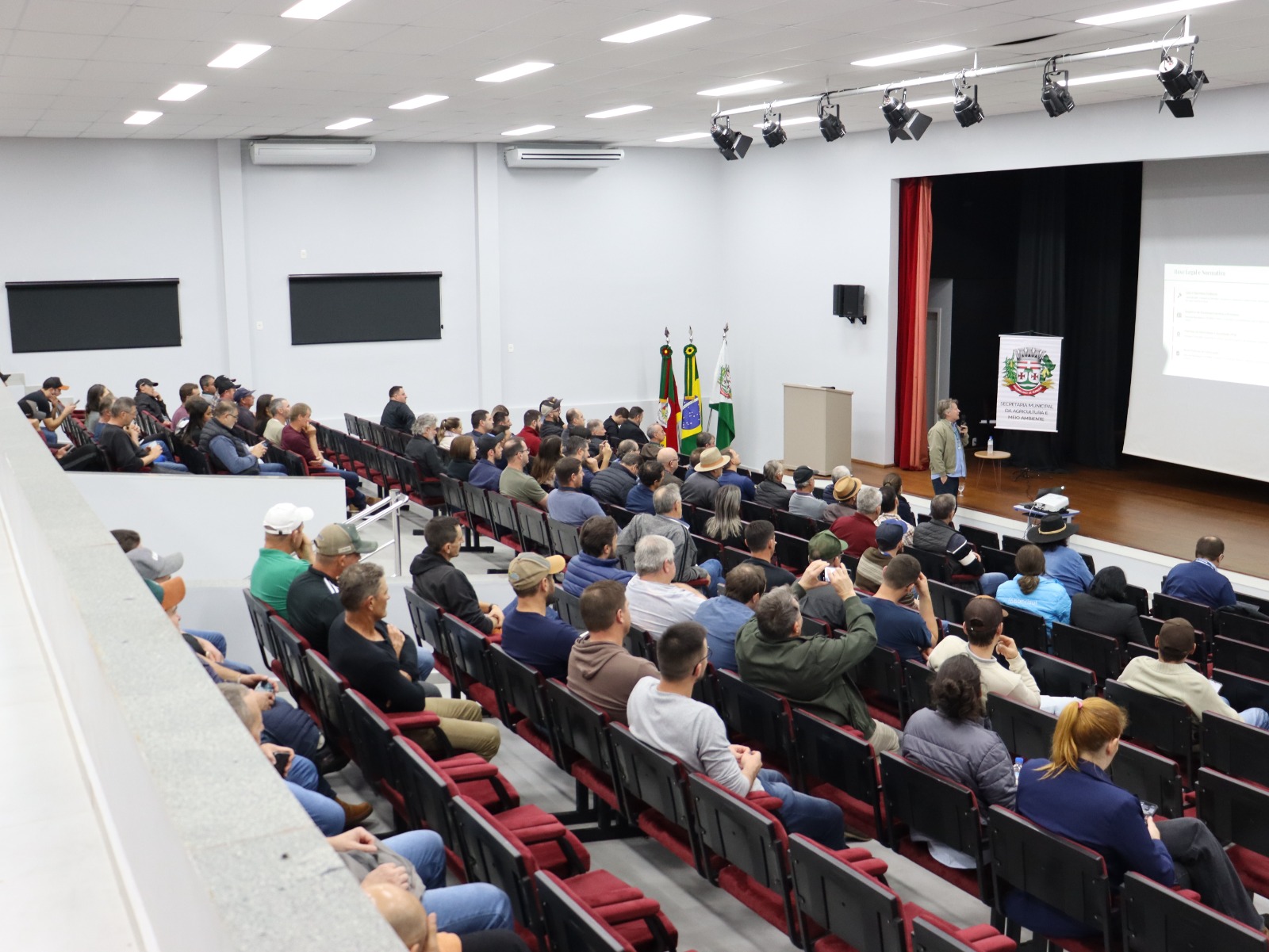 Maximiliano de Almeida sediou Seminário sobre Cana-de-Açúcar e Cachaça com participação de 20 municípios