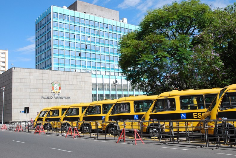 Entrega do ônibus Escolar do Programa Caminho da Escola do PAC 2 do Governo Federal