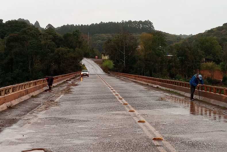 Município de Maximiliano de Almeida realiza tapa buracos, limpeza da cabeceira e ponte do Rio Forquilha na RS 208