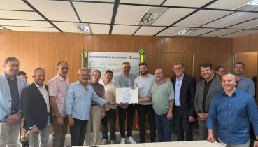 Pavimenta 3: Prefeito Andr� Zucunelli firma conv�nio na Sedur para obra de pavimenta��o em Maximiliano de Almeida